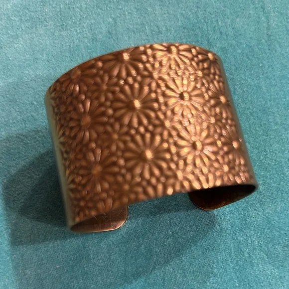 🌻HP🌻 3/$21 ⚡️ Brass Cuff Bracelet with Stamped Flowers - Picture 5 of 11